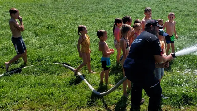 Die FF Kössldorf erklärten die wasserführenden Armaturen und führten sie in der Praxis vor. | Foto: Alois Braid