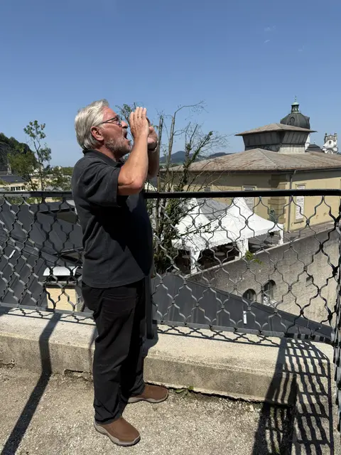 Seit einem Vierteljahrhundert sorgt er für Gänsehaut: Der stimmgewaltige „Jedermann“-Rufer, der hoch über den Dächern Salzburgs seinen Ruf erschallen lässt. Im Bild: Der Jedermann-Rufer Gottfried Seer | Foto: ORF S_A. Lehner