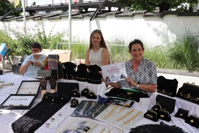 Auch Elisabeth, Victoria und Goldstickerin Claudia hatten für die Sommerfrische-Besucher allerlei schöne Mitbringsel im Gepäck. | Foto: Nimpf
