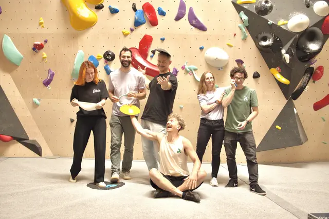 Das Kollektiv hinter dem Projekt: Julia Madl, Ivo Friedl, Ruben Gutzat, Sebastian Frik (sitzend), Yvonne Biering, Christoph Köhler (v.l.n.r). | Foto: das flash