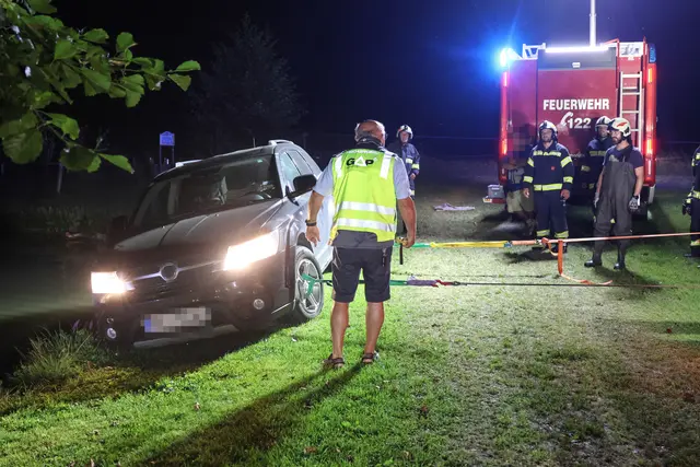 Absturzgefährdet: Fiat Freemont wäre beinahe in einen Fischteich in Pichl bei Wels gestürzt. | Foto: laumat.at