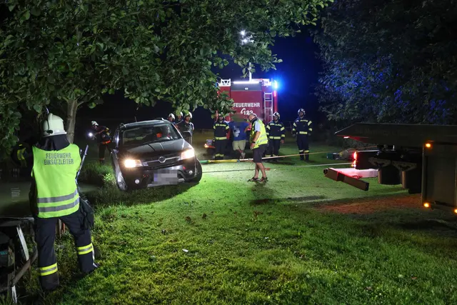 Absturzgefährdet: Fiat Freemont wäre beinahe in einen Fischteich in Pichl bei Wels gestürzt. | Foto: laumat.at