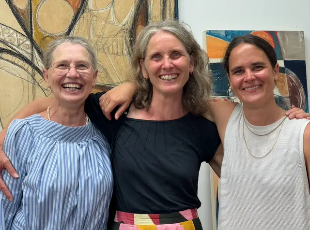 Franz Kohlers Werk werde auch von dessen Töchter, Klara (Bildmitte) und Magdalena (r.), weitergetragen. Wittwe Anna Kohler,  (l.) übernehme die Obhut des Ateliers in Gunskirchen. | Foto: Peterstorfer