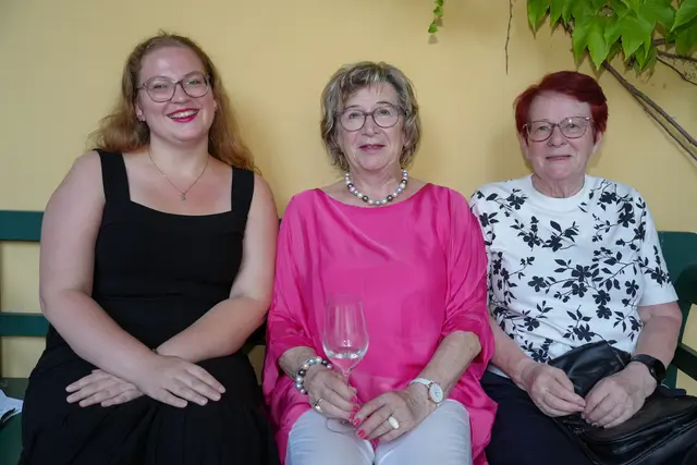 Nicole Gaisch, Renate Wiesinger und Ingeborg Haake besuchten ebenfalls das Schloss Starhemberg. | Foto: Markus Hauser