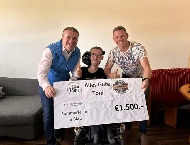 FPÖ-Bezirksparteiobmann Christian Partoll und Christian Deutinger mit Spendensammler Toni Aichenauer. | Foto: FPÖ Kematen