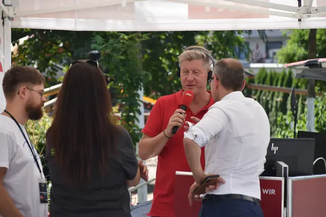 Moderator Markus Feichter befragte beim Stopp an der Fachhochschule Kufstein Tirol unter anderem Rektor Mario Döller.  | Foto: Barbara Fluckinger
