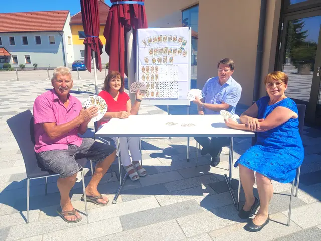 Einladung zum Bezirkstarockturnier in Waldneukirchen am 26. August: Organisator Josef Pramhas (links) mit seinen Tarockfreunden.