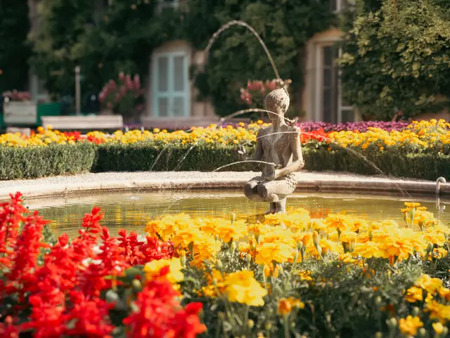 Der Mirabellgarten verbindet Blumen und Kunst zu einer unglaublichen Szenerie. | Foto: Samir Ikhlef