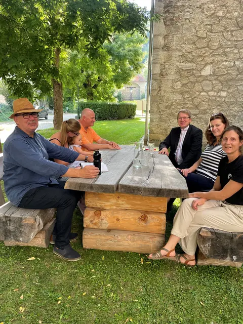 Leo Kudlicka (Verein Friesach im Wandel u. Bereichsleitung gesellschaftliche Verantwortung und Solidarität, kath. Kirche Kärnten), Carolin Waldner mit der kleinen Lina und Burkhard Waldner (die ersten, die offiziell hier gesessen sind), Propst Leszek Zagorowski, Vizebürgermeisterin Ursula Heitzer und Caritas Regionalreferentin Verena Wernbacher. | Foto: Wernbacher