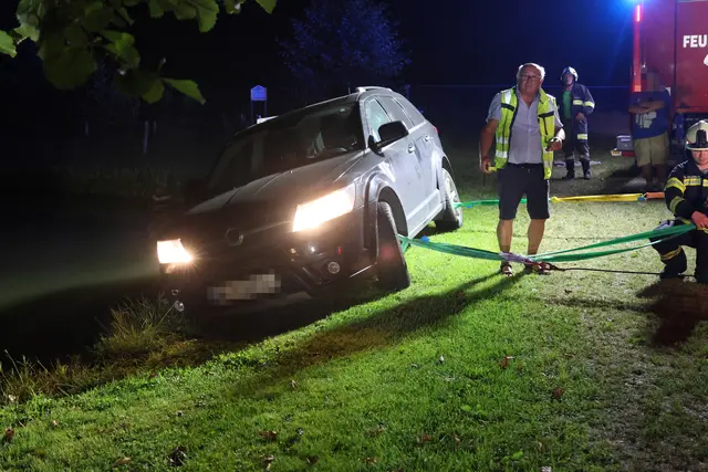 Absturzgefährdet: Fiat Freemont wäre beinahe in einen Fischteich in Pichl bei Wels gestürzt. | Foto: laumat.at