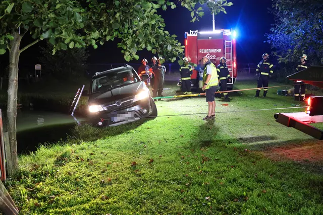 Absturzgefährdet: Fiat Freemont wäre beinahe in einen Fischteich in Pichl bei Wels gestürzt. | Foto: laumat.at