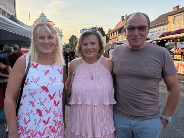 EU-Parlaments-Abgeordnete Elisabeth Grossmann fachsimpelte mit Künstlerin Michaela Lukmann. | Foto: Almer