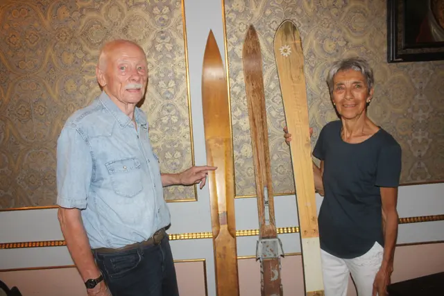 Arno und Inge Klien mit Skiern der früheren Zeit. | Foto: arbes