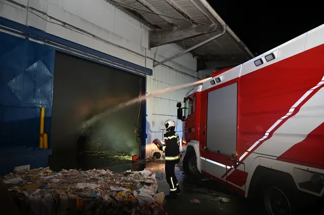 Auch am frühen Donnerstagmorgen dauerten die Nachlöscharbeiten beim Großbrand auf der Freifläche einer Papierrecyclingfirma in Floridsdorf. Hier brannte es auch im vergangenen Jahr. (Archiv) | Foto: Stadt Wien | Feuerwehr