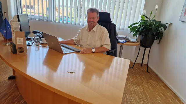 Bürgermeister Herbert Fürst (ÖVP) übergibt nach elf Jahren den Ortschefsessel in der Gemeinde Engerwitzdorf. | Foto: Gemeinde