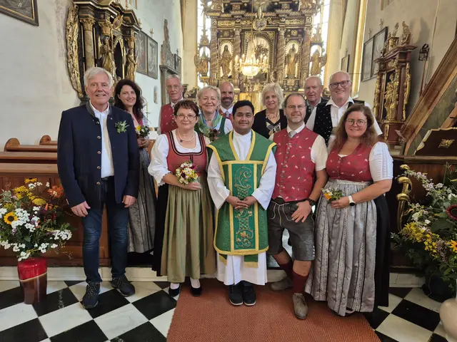 Trachtengruppen-Obfrau Anita Pinter und Pfarrer Suresh Kumar Remalli (1. Reihe Mitte) mit den "Reisberger Sternsingern", Organistin, Mesner und den Vertretern des Kärntner Bildungswerkes. | Foto: Privat