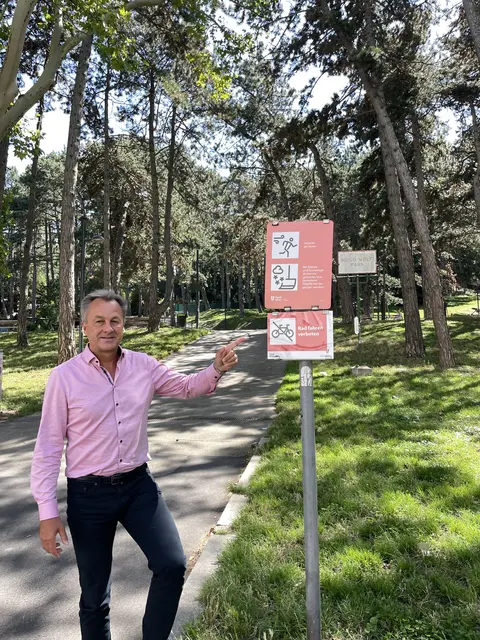 Im Hugo-Wolf-Park sollen Hinweisschilder auf das Radverbot hinweisen. | Foto: BV19