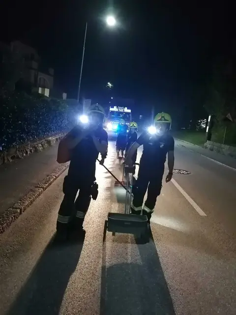 Die Kameraden der Feuerwache Reiterndorf banden die Ölspur. | Foto: Feuerwache Reiterndorf