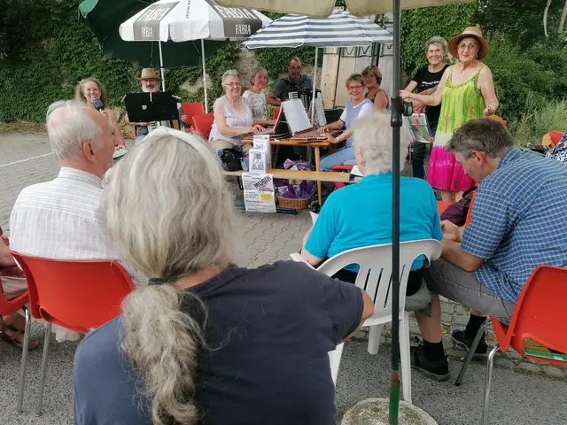 Neben treuen Stammgästen fanden sich diesmal auch neue Besucher ein, unter anderem eine Gruppe aus Strebersdorf. | Foto: Weana Bleamerln und Zitherverein Musik