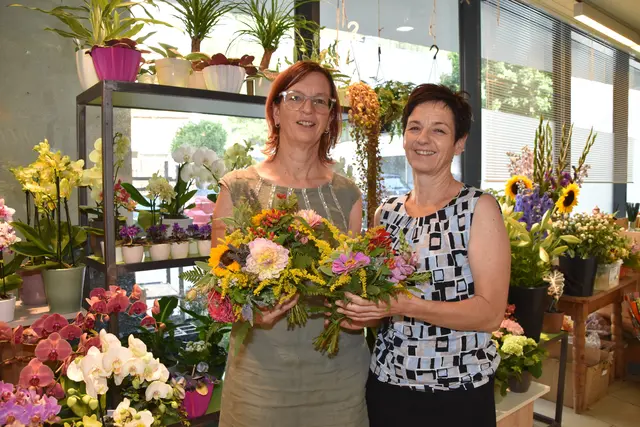 Patricia Kerschbaumer spendete einen Tagesumsatz für die Renovierung der Josefskapelle im Mühlendorf. Roswitha Felder ist für jegliche Unterstützung dankbar. | Foto: Kainz