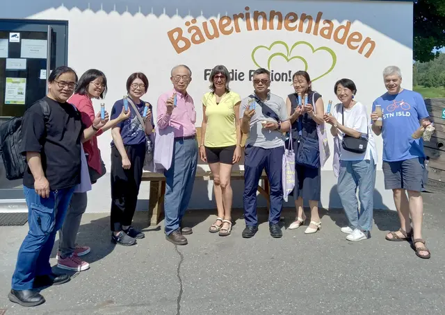 Die Japanische Delegation besucht den Bäuerinnenladen in Waldkirchen: Fuji Mannen, Mitsuho Aida, Chie Tanii, Yasushi Aoyama, Sonja Appel, Hiroyuki Doi, Sachiko Takahashi, Kyoko Kosegawa und Winston von Engel (v.l.) | Foto: Kerstin Schmid