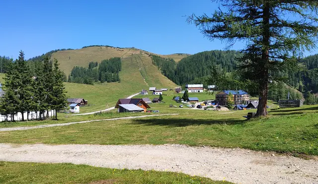 hübsch betten sich die Häuser auf die Almebene ... | Foto: I.Wozonig