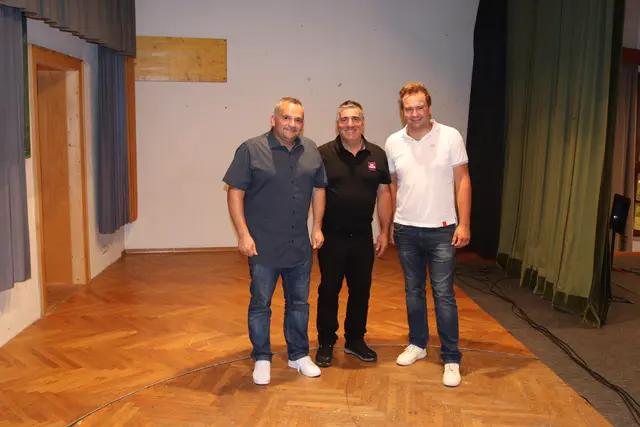 Bestaunten die neue Drehbühne: Bgm. Michael Zangerl, Obmann Markus Narr und der Landtagsabgeordnete Dominik Traxl.  | Foto: Elisabeth Zangerl