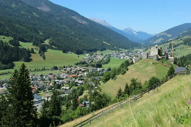 In der Gemeinde Heinfels musste am Dienstagabend ein Lkw geborgen werden. | Foto: TVB Osttirol
