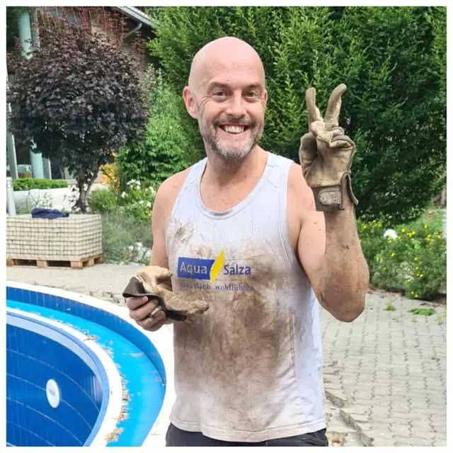 Saunameister Arne Wieland packt mit an.  | Foto: Aqua Salza