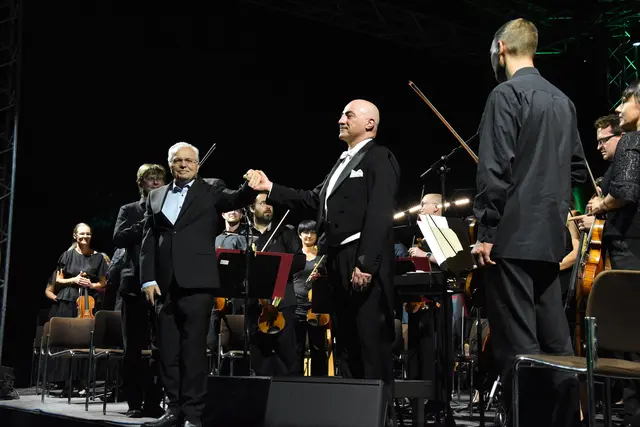 Dirigent Hooman Khalatbari holte Petr Fiala - den Gründer des Tschechischen Philharmonischen Chores Brno auf die Bühne