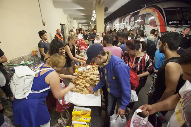 Eine Szene vom Westbahnhof, als am 31. August einer der ersten Züge mit Flüchtlingen aus Budapest ankam. | Foto: Alex Halada / picturedesk.com