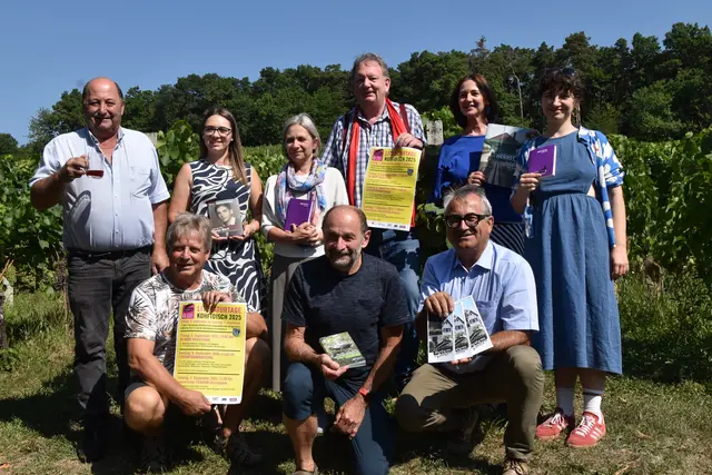 Wein trifft Literatur am Csaterberg: Helmut Kainz, Rudolf Hochwarter, Norbert Sulyok (vorne); Sepp Oswald, Angelika Bayer-Miertl, Nadja Flickinger, Horst Horvath, Elke Steiner und Agnes Pauer (hinten) | Foto: Michael Strini