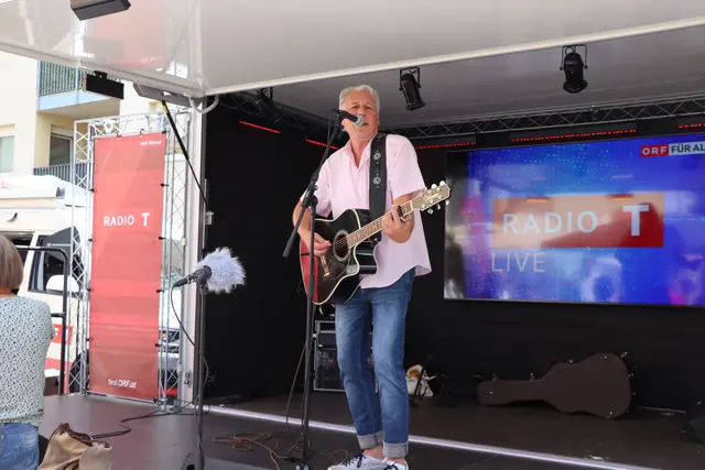 Musiker Martin Locher gab ein Livekonzert. | Foto: Nimpf