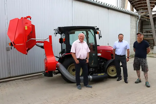 Bürgermeister Ernst Wendl, GGR Manfred Mitzl und Wirtschaftshofleiter Marvin Thaller mit dem neuen Rasentraktor Yanmar | Foto: Gemeinde Himberg