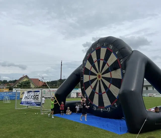 Beim Fußball-Darts wird mit einem Fußball auf eine Riesen-Dartscheibe geschossen. | Foto: Martin Godl