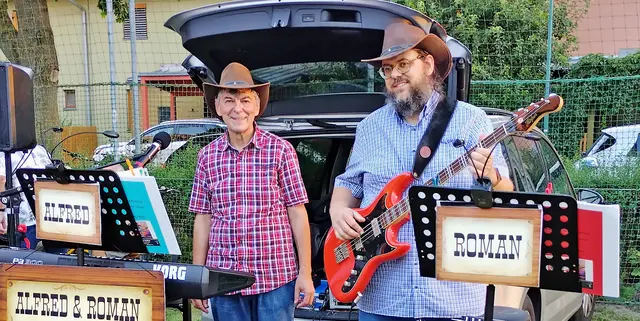 Das Korneuburger Musikduo Alfred und Roman Pertl bei der Grilltour des Korneuburger Bürgermeisters. | Foto: Hermine Pertl