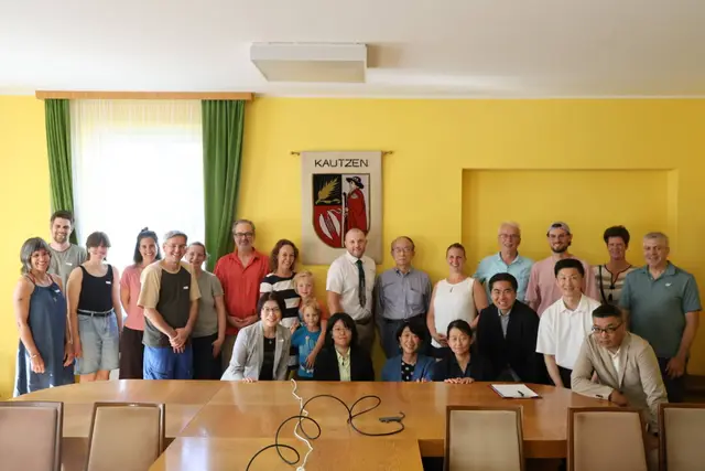 Zu Besuch im Gemeindeamt Kautzen: Sonja Appel, Jakob Eder, Mira Appel, Marta Lopez Cifuentes, Andreas, Buzek, Veronika Litschel, Mattias Schawerda, Chie Tanii, Alexandra Frangenheim, Lennox Frangenheim, Levian Frangenheim, Mitsuho Aida, Sebastian Sagaster, Yasushi Aoyama, Kyoko Kosegawa, Bianca Fraissl, Sachiko Takahashi, Hideaki Yamazaki, Gottfried Eggenhofer, Benjamin Altrichter, Tsukasa Muriguchi, Hiroyuki Doi, Bettina Fabian und Winston von Engel (v.l.) | Foto: Fuji Mannen