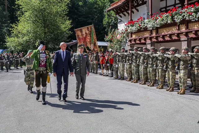Am historischen Urichhaus am Bergisel versammelten sich Vertreter des Österreichischen Bundesheeres, des Landes Tirol, der Stadt Innsbruck, öffentlicher Organisationen und Traditionsverbände. | Foto: BMLV / Hansjörg Raggl