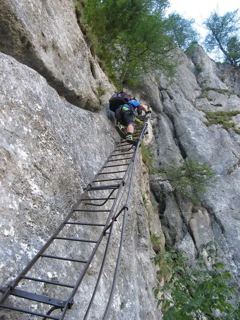 Der Alpenvereinssteig führt anfangs über Leitern in den Fels. | Foto: Maximilian Geiger