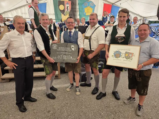 Bürgermeister a.D. Herbert Erber, 1. Bürgermeister Thomas Weber, Bürgermeister Peter Hießberger. 2. Bürgermeister Thomas Resch , 3. Bürgermeister Wolfgang Fegg und Vizebürgermeister Manuel Erber.  | Foto: Michael Burger