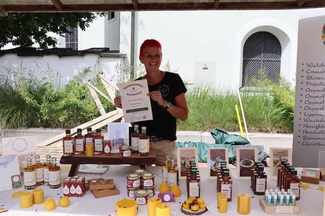 Heidi präsentierte als Imkerin verschiedene Produkte ihrer fleißigen Bienen und lud gleichzeitig zum Bienenfest in Angerberg ein, wo sich am 31. August ab 10:30 "Alles um die Biene" dreht. | Foto: Nimpf