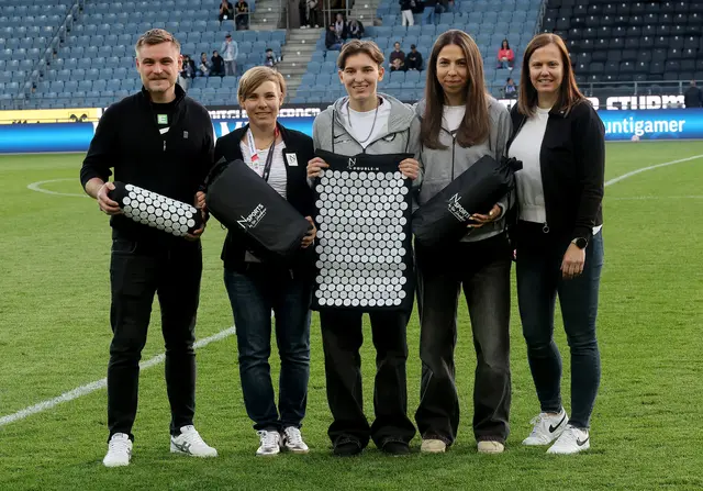 Nici Schmidhofer (2.v.l.) stattete Sturms Damen mit Reg-Matten aus.
Michael Erlitz, Nicole Schmidhofer, Pauline Deutsch, Ruzica Krajinovic and Susanne Gorny (v.l.). | Foto: SK Sturm
