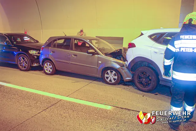 Im Wolfsbergtunnel krachte es zwischen sieben Autos. | Foto: Feuerwehr Spittal an der Drau