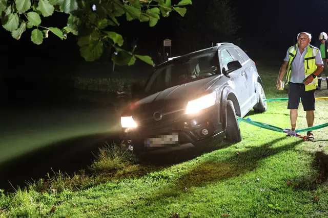 Absturzgefährdet: Fiat Freemont wäre beinahe in einen Fischteich in Pichl bei Wels gestürzt. | Foto: laumat.at