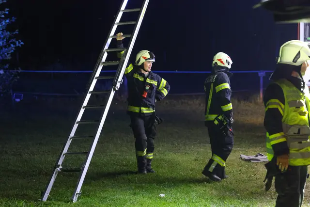 Absturzgefährdet: Fiat Freemont wäre beinahe in einen Fischteich in Pichl bei Wels gestürzt. | Foto: laumat.at