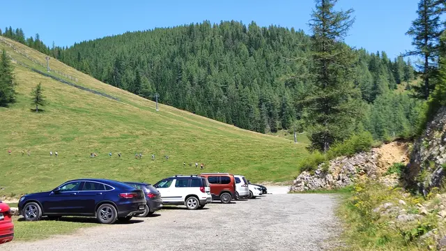 am Parkplatz herrscht schon reges Treiben ... | Foto: I.Wozonig