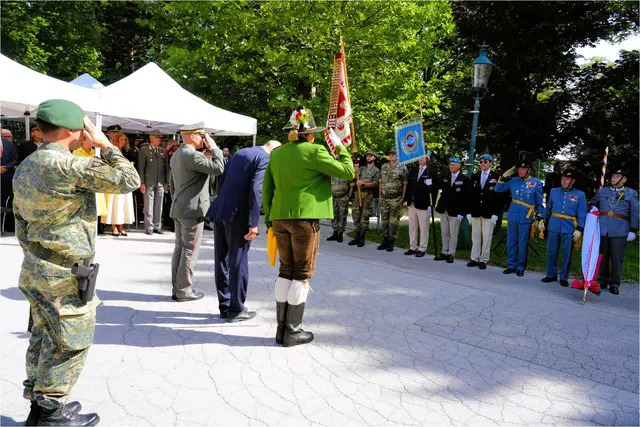 Ehrenbezeigung der Ehrengäste vor den angetretenen Fahnenabordnungen, v.l.n.r: Brigadier Mag. Gstrein, LH Mattle, Landeskommandant Saurer | Foto: Erich Staudinger