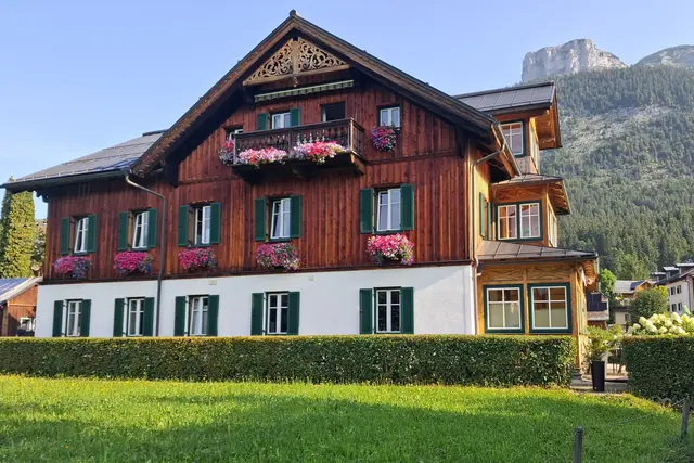 ...der Baustil und die blumengeschmückten Häuser und der Blick zum Loser, sind eine wahre Freude.  