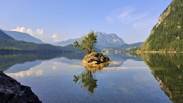 Ein beliebter Treffpunkt für Enten ist diese kleine 
Felsen-Insel.