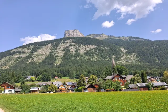 Ein Ort der sich der Landschaft anpasst
 und trotzdem Energie spart.👍